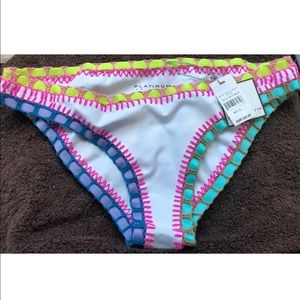 NWT $84 PLATINUM WHITE PIST COLOR CROCHET TRIM LRG